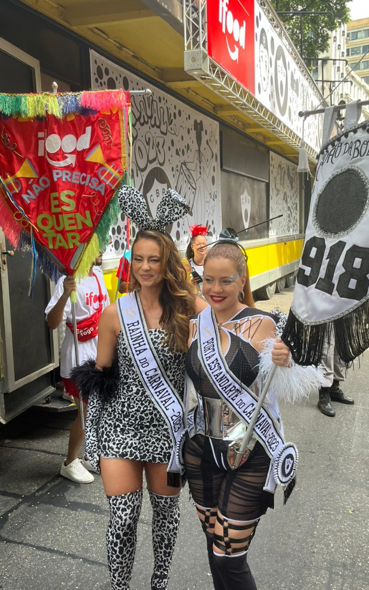 A atriz Paolla Oliveira e a rainha do bloco Leandra Leal comemoram a volta do Bola Preta &agrave;s ruas - Pedro Medeiros/Ag&ecirc;ncia O Dia