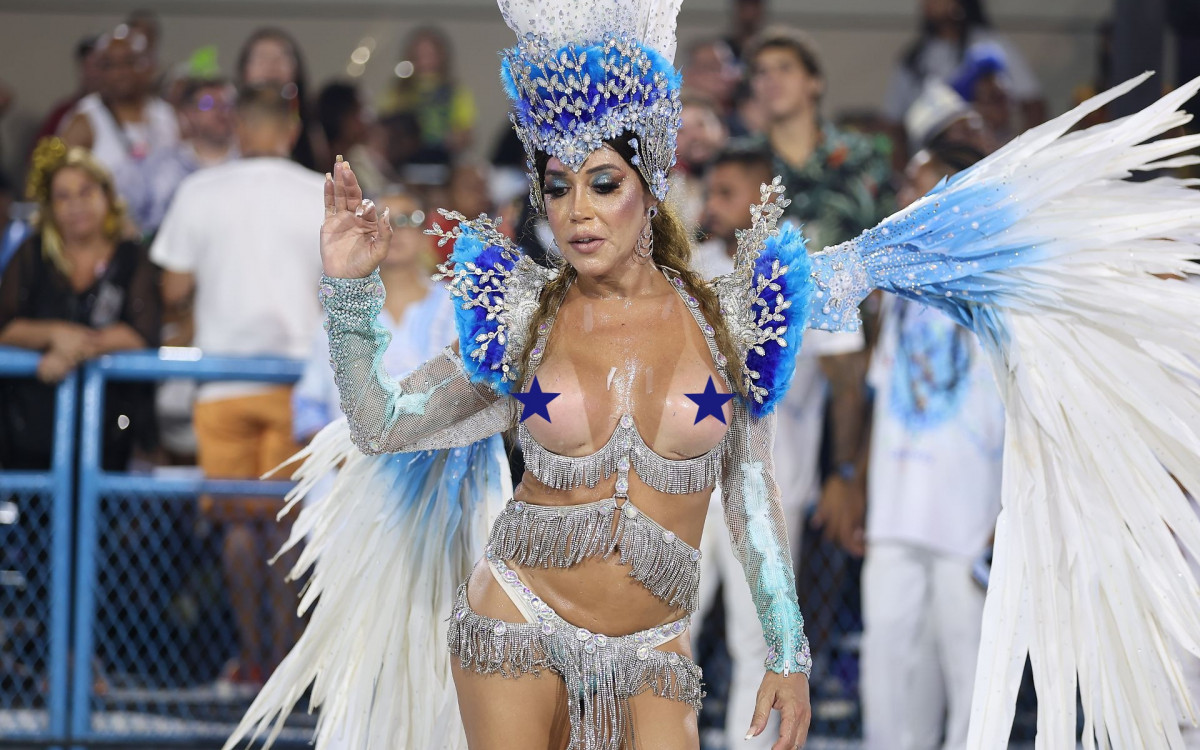 Musa da Acad&ecirc;micos de Niter&oacute;i, Mulher Abacaxi desfilou na Sapuca&iacute; com os seios &agrave; mostra