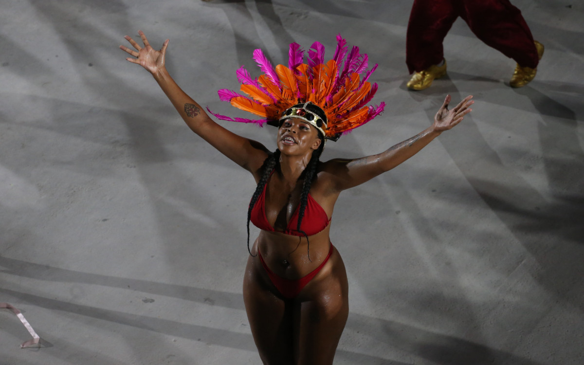 Passistas da Est&aacute;cio de S&aacute; desfilaram de biqu&iacute;ni ap&oacute;s escola n&atilde;o entregar fantasias -  Cl&eacute;ber Mendes/Ag&ecirc;ncia O Dia
