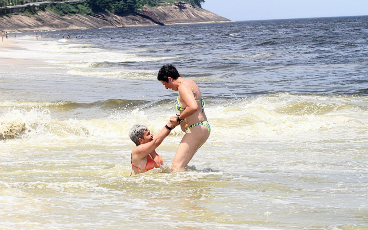 Claudia Rodrigues e Adriane Bonato curtem s&aacute;bado de Carnaval na Praia de S&atilde;o Conrado, na Zona Sul do Rio