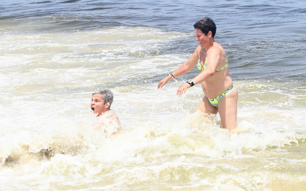 Claudia Rodrigues e Adriane Bonato curtem s&aacute;bado de Carnaval na Praia de S&atilde;o Conrado, na Zona Sul do Rio