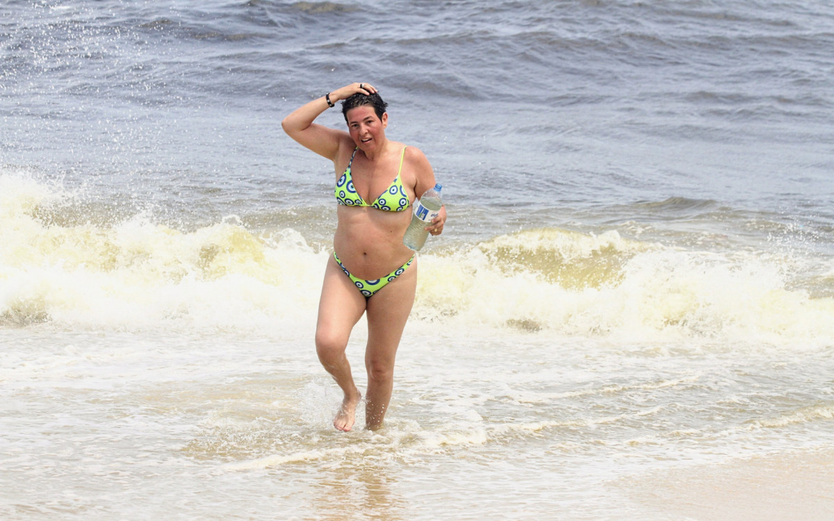 Claudia Rodrigues e Adriane Bonato curtem s&aacute;bado de Carnaval na Praia de S&atilde;o Conrado, na Zona Sul do Rio