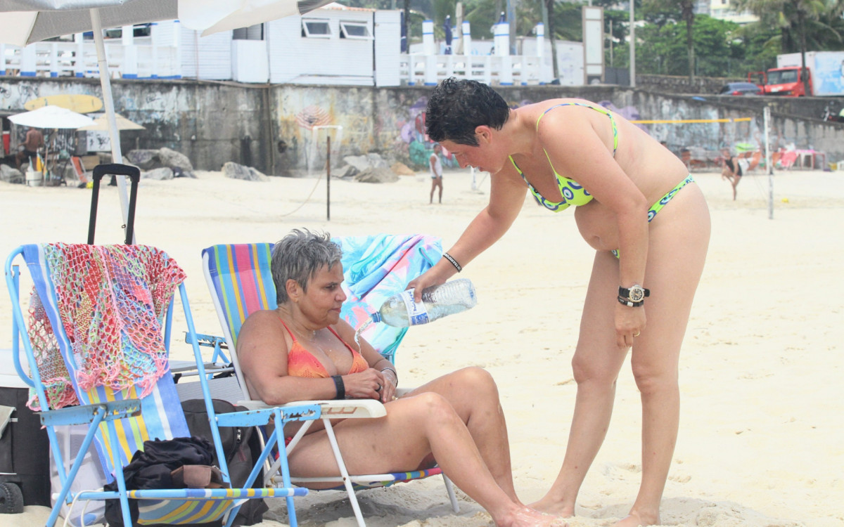Claudia Rodrigues e Adriane Bonato curtem s&aacute;bado de Carnaval na Praia de S&atilde;o Conrado, na Zona Sul do Rio
