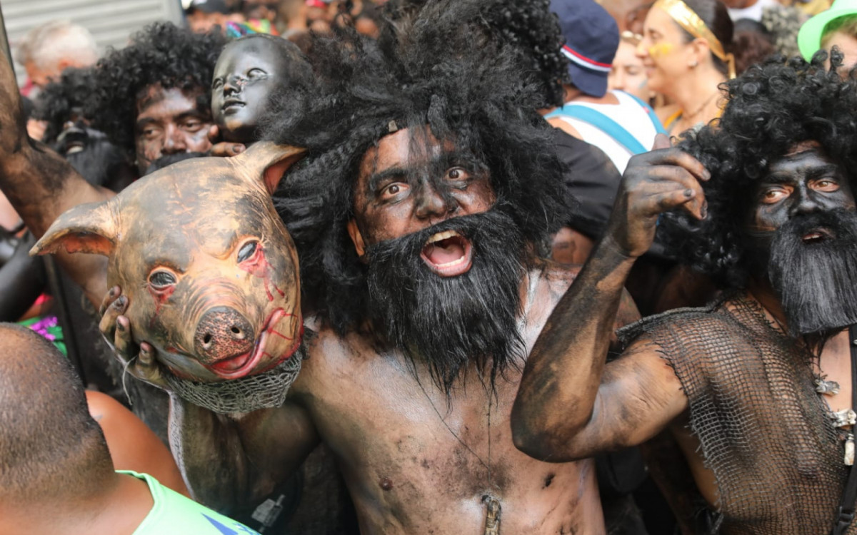 Bloco Bola Preta reúne multidão no Centro - Pedro Ivo / Agência O Dia