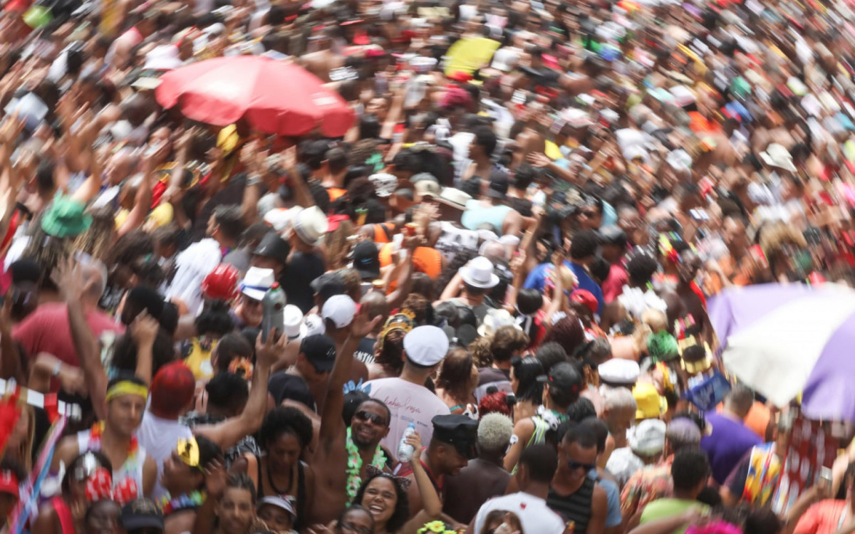 Bloco Bola Preta reúne multidão no Centro - Pedro Ivo / Agência O Dia