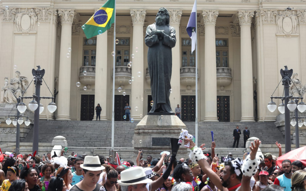 Bloco Bola Preta reúne multidão no Centro - Pedro Ivo / Agência O Dia