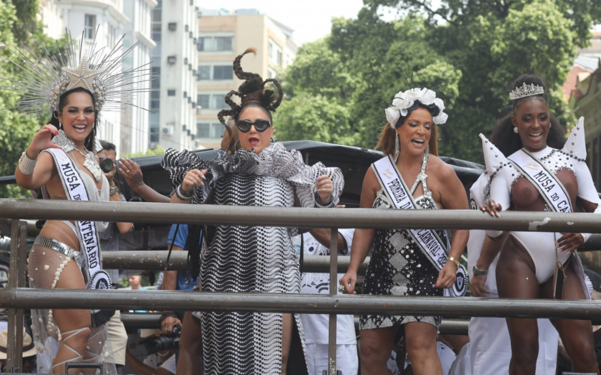 Bloco Bola Preta reúne multidão no Centro - Pedro Ivo / Agência O Dia