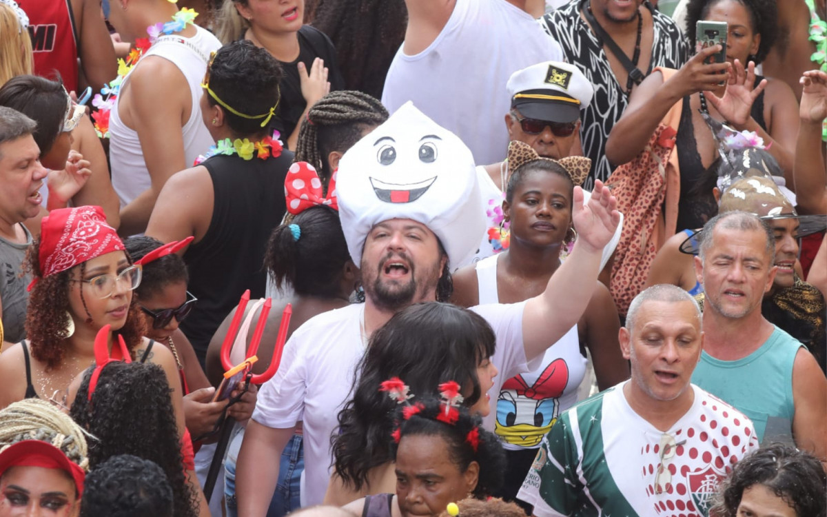 Bloco Bola Preta reúne multidão no Centro - Pedro Ivo / Agência O Dia