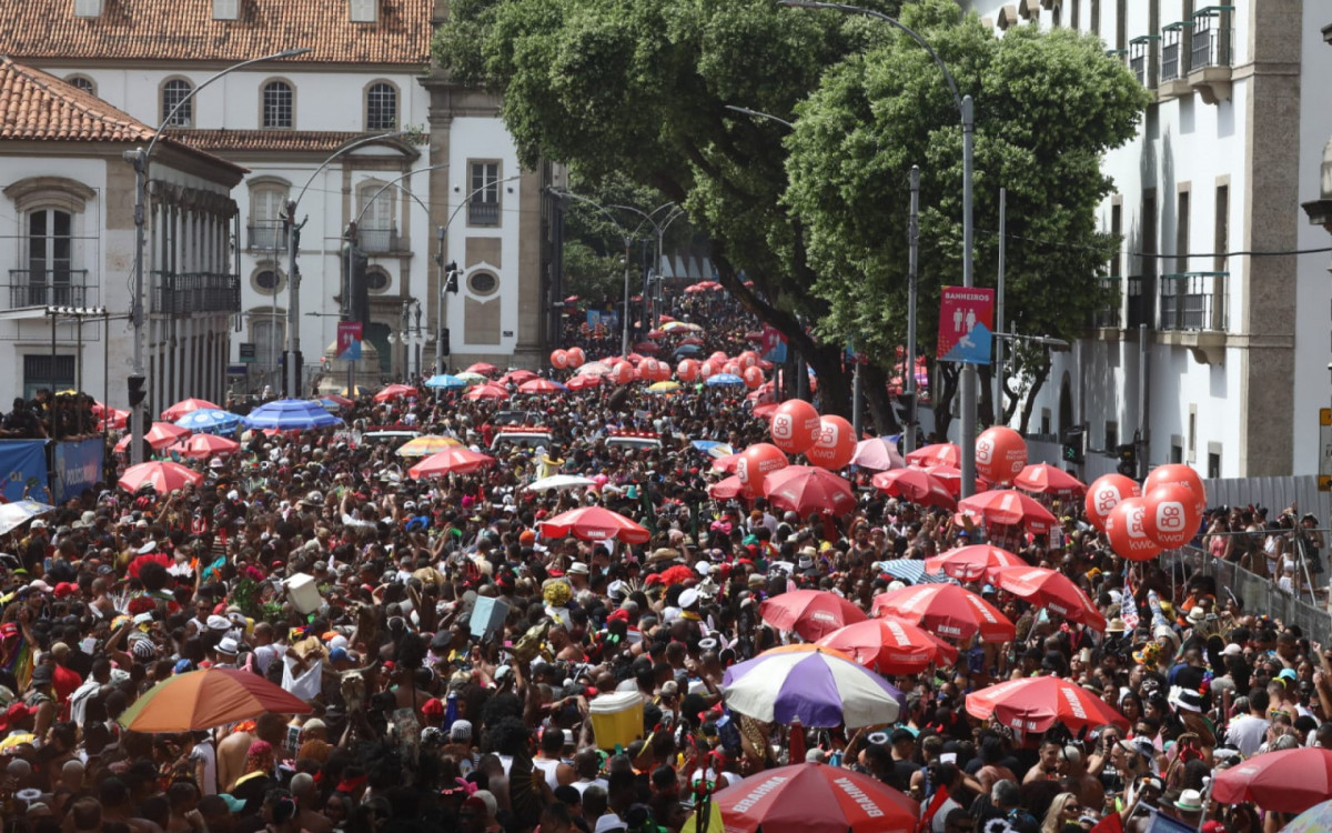 Bloco Bola Preta reúne multidão no Centro - Pedro Ivo / Agência O Dia