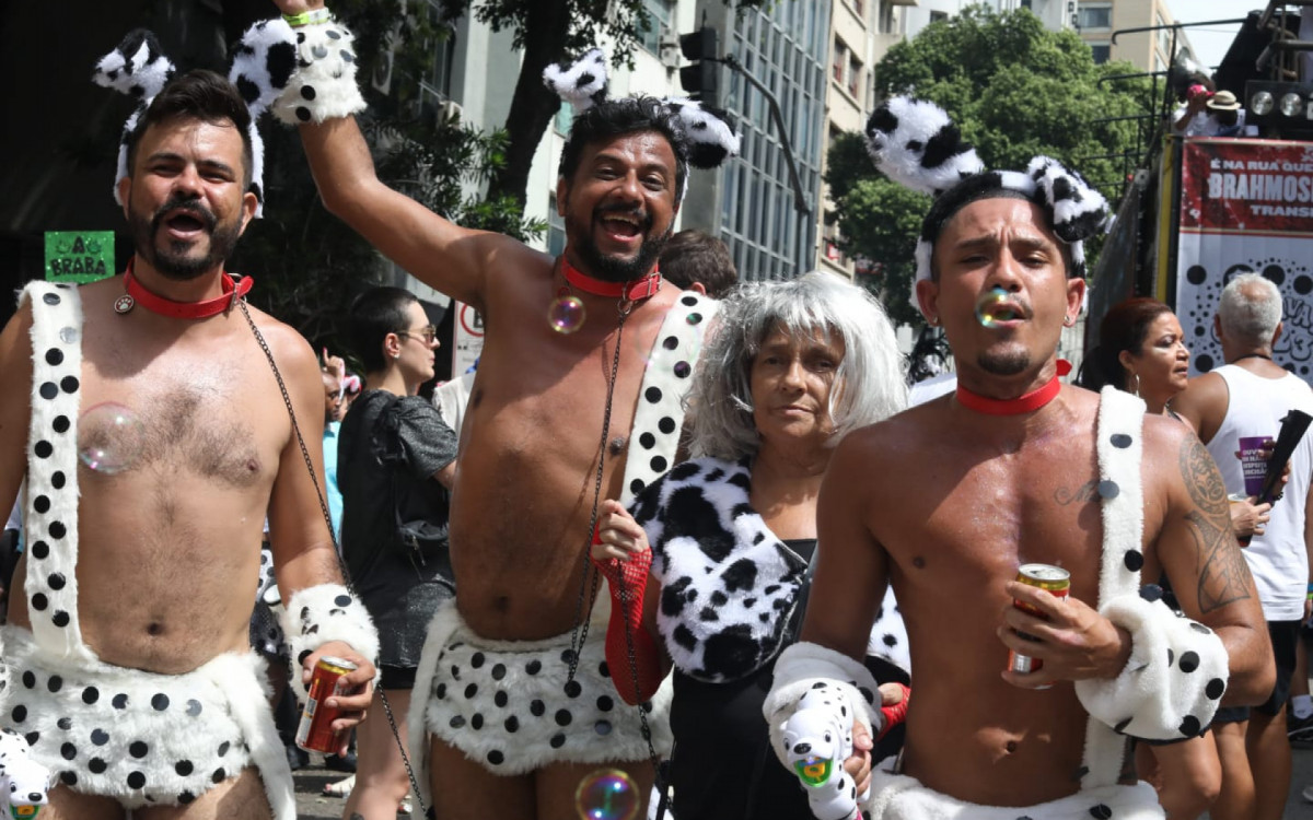 Bloco Bola Preta reúne multidão no Centro - Pedro Ivo / Agência O Dia