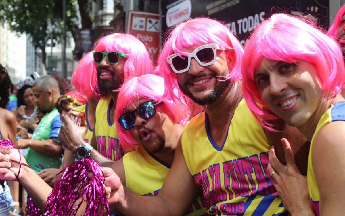 Bloco Bola Preta reúne multidão no Centro - Pedro Ivo / Agência O Dia