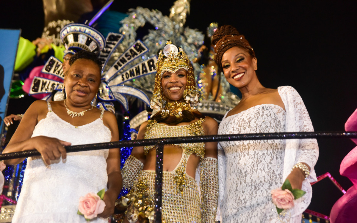 A cantora e ex-BBB Karol Conk&aacute; cruzou o Anhembi como destaque em alegoria da Rosas de Ouro