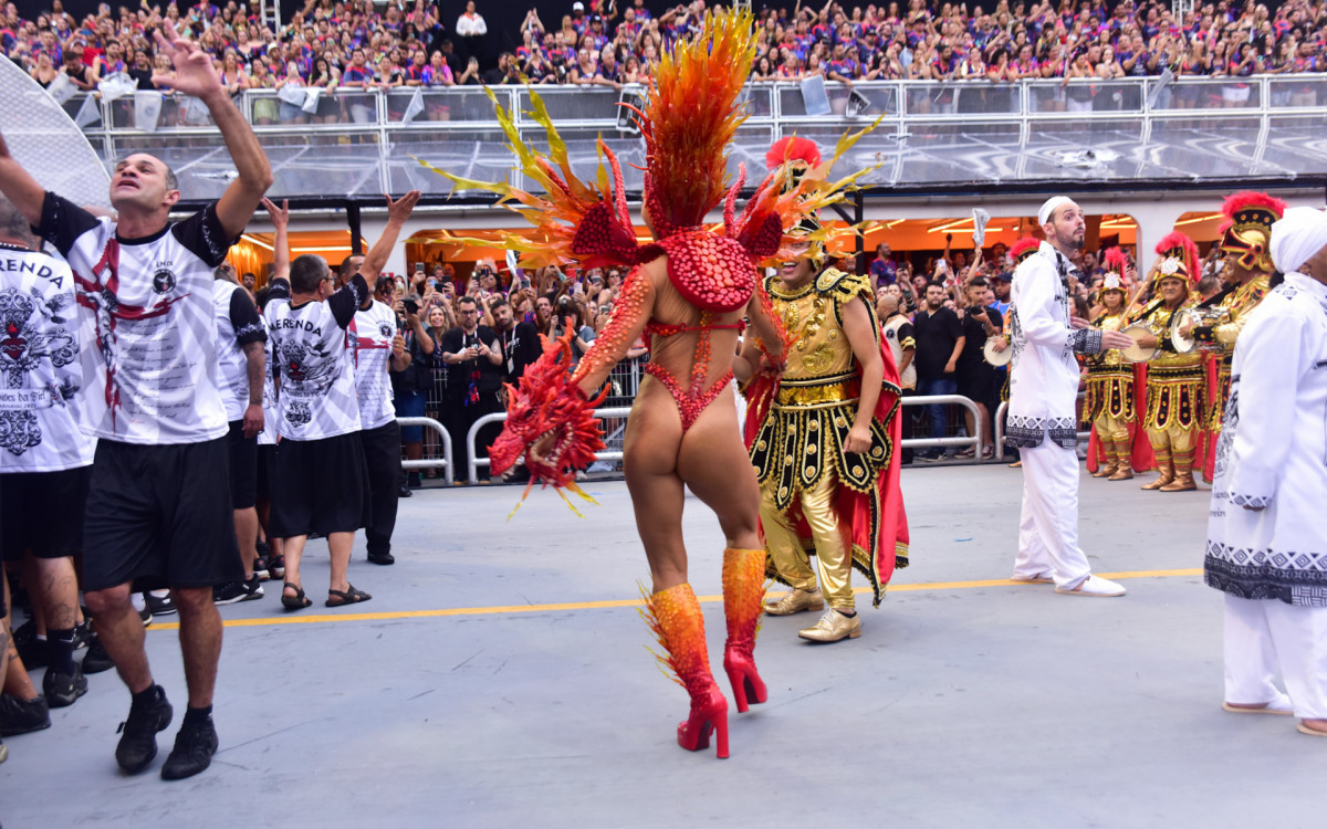 Sabrina Sato desfilou na madrugada deste s&aacute;bado pela Gavi&otilde;es da Fiel, escola paulista da qual &eacute; rainha de bateria. Sua fantasia representa um drag&atilde;o