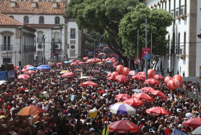 PM apreende mais de 120 objetos cortantes e armas brancas no Cordão da Bola Preta
