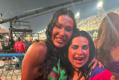 Solange Gomes apalpa bumbum de Gracyanne Barbosa em camarote: 