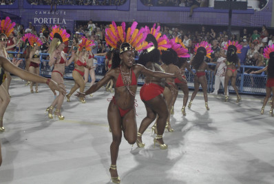 Fantasias não ficam prontas e passistas da Estácio desfilam apenas de biquíni