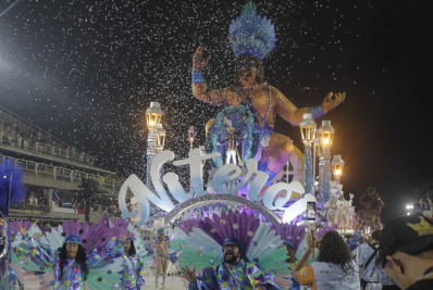 Acadêmicos de Niterói estreia na Sapucaí com destaque na parte plástica, mas tem canto irregular