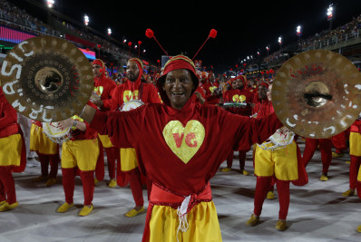 Vigário Geral faz desfile alegre com show da bateria, mas deixa a desejar na parte plástica