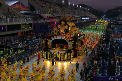 São Clemente encerra primeira noite da Série Ouro com desfile leve e bem-humorado
