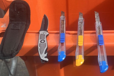 PM apreende facas, estiletes, tesouras e outros objetos durante revistas em blocos