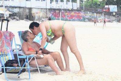 Claudia Rodrigues e Adriane Bonato namoram em praia do Rio