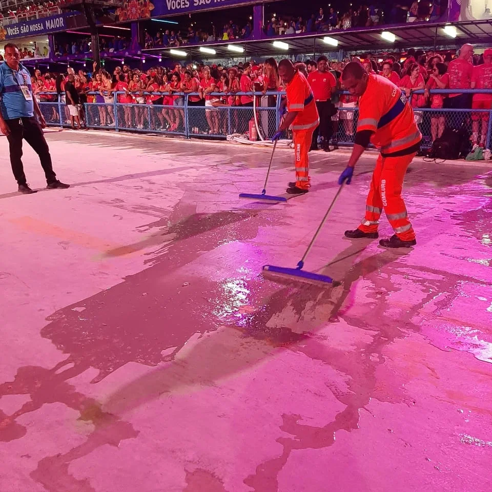 Comlurb recolhe mais de 60 toneladas de lixo na Sapucaí e 12,4 toneladas em blocos de rua
