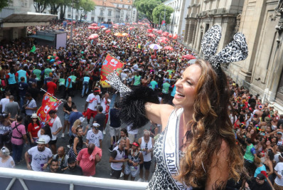 Desfile do Bola Preta reúne multidão no Centro