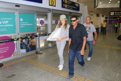 Gisele Bündchen desembarca em aeroporto do Rio para o Carnaval