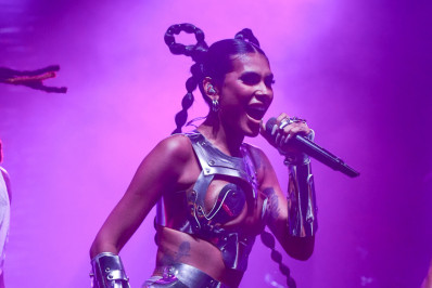 Pocah veste look futurista para bloco no Rio; confira!