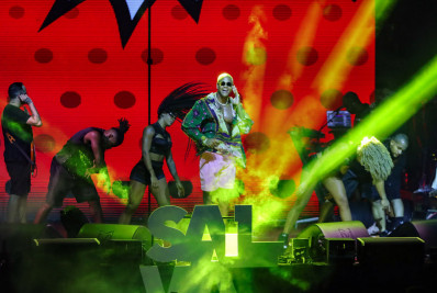Leo Santana canta Marília Mendonça em Camarote de Salvador