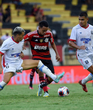Matheus Gonçalves marcou um bonito gol na vitória do Flamengo sobre o Resende, no Raulino