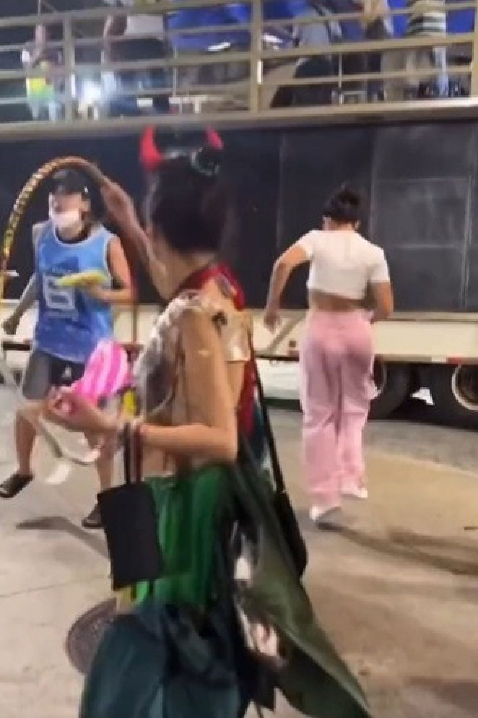 Anitta curte Carnaval de rua em Salvador sem ser reconhecida - Reproduçaõ de vídeo / Instagram