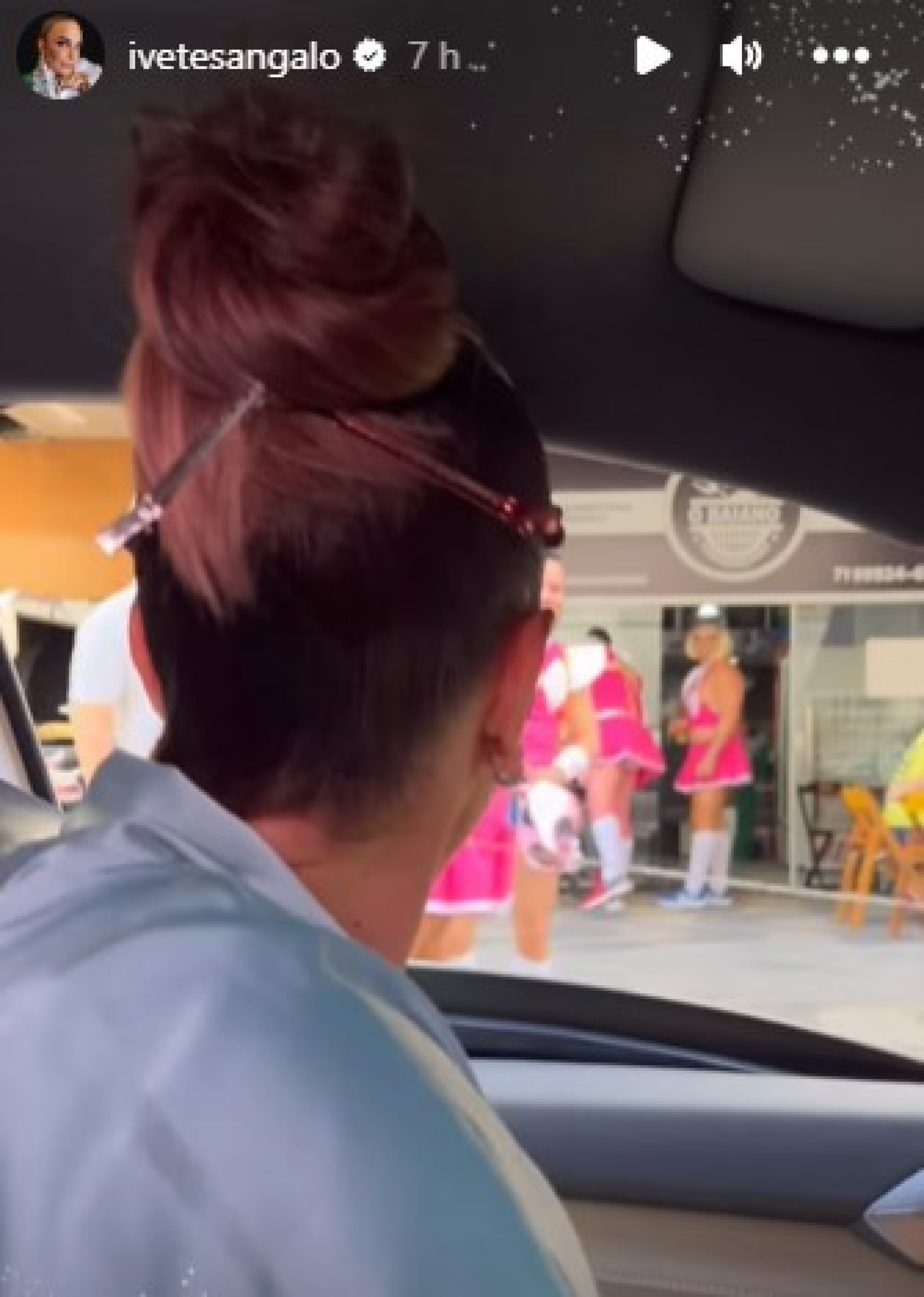 Ivete surpreende fãs e dirige com janelas abertas pelas ruas de Salvador - Representação Internet