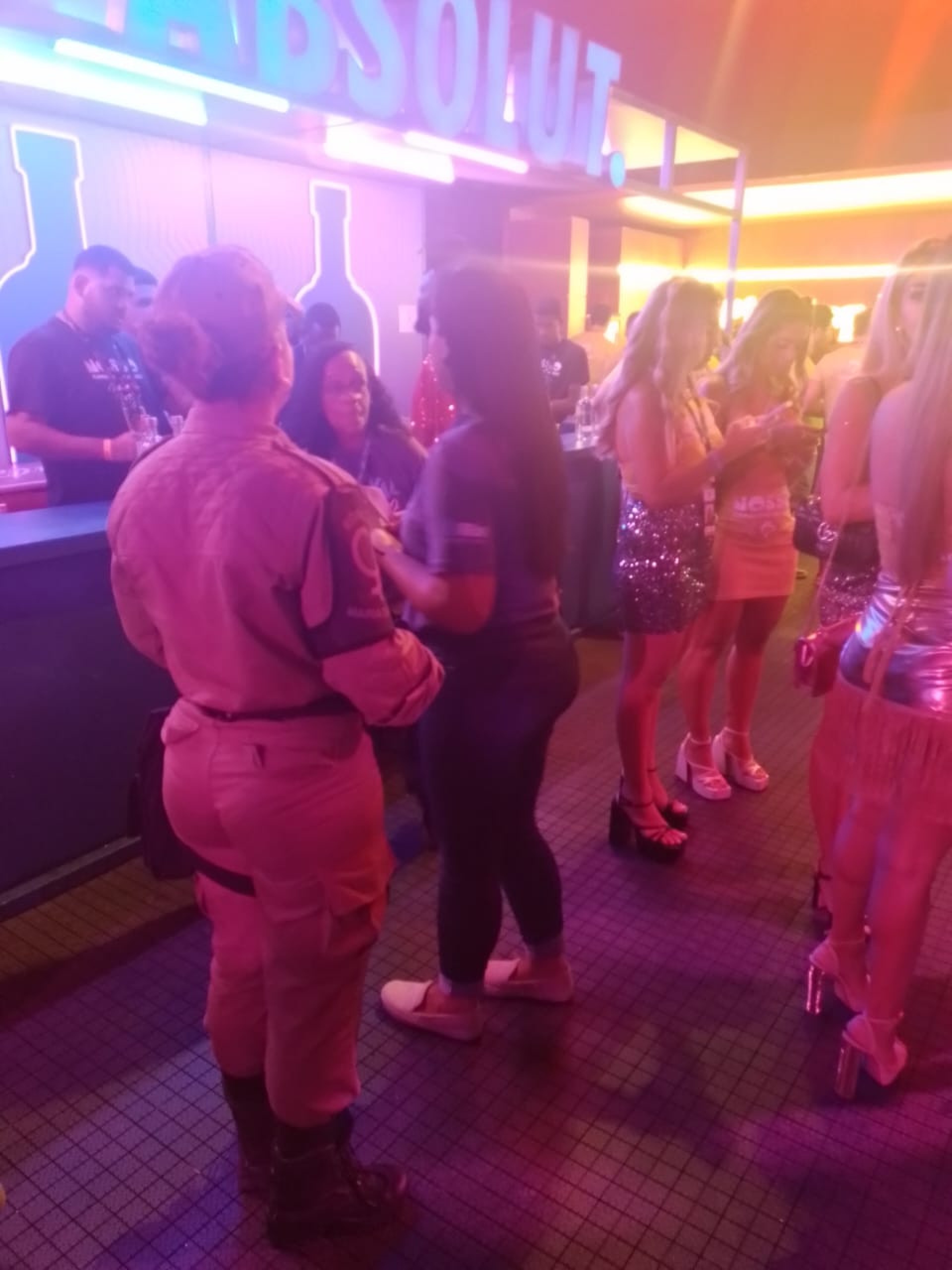 Equipe da Secretaria da Mulher e da Ronda Maria da Penha divulgam a campanha contra ass&eacute;dio na Sapuca&iacute;