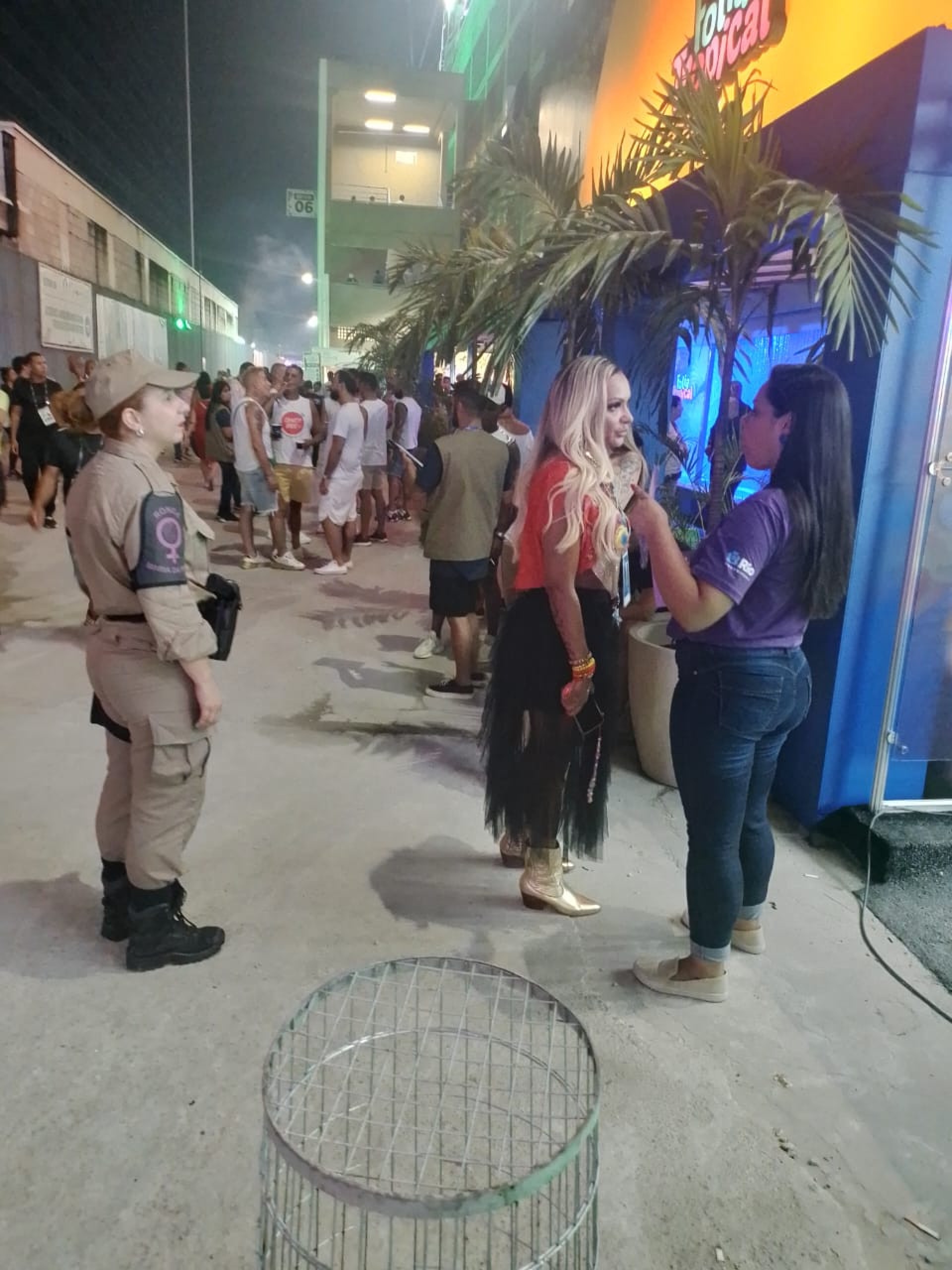 Equipe da Secretaria da Mulher e da Ronda Maria da Penha divulgam a campanha contra ass&eacute;dio na Sapuca&iacute;