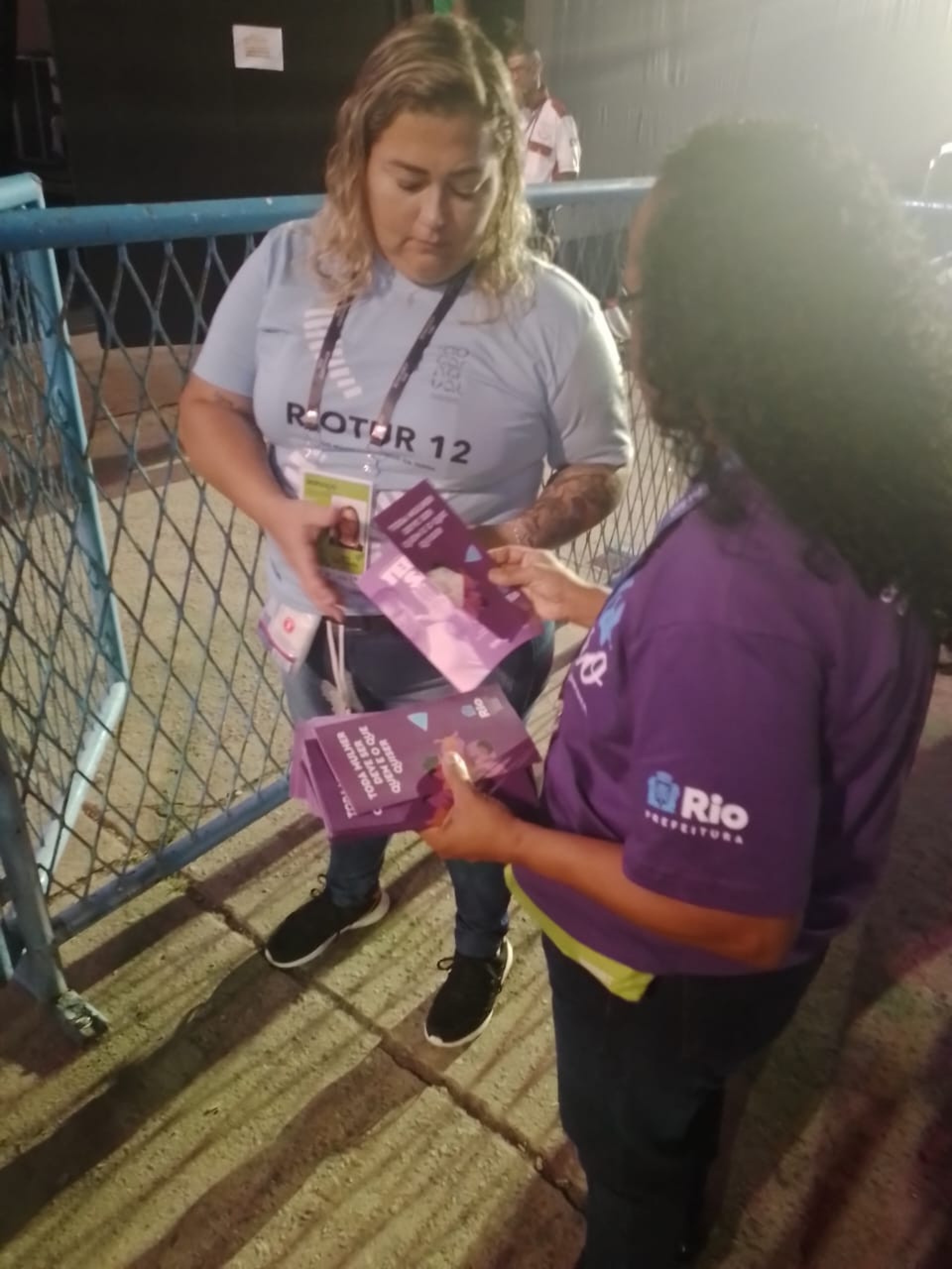 Equipe da Secretaria da Mulher e da Ronda Maria da Penha divulgam a campanha contra ass&eacute;dio na Sapuca&iacute;