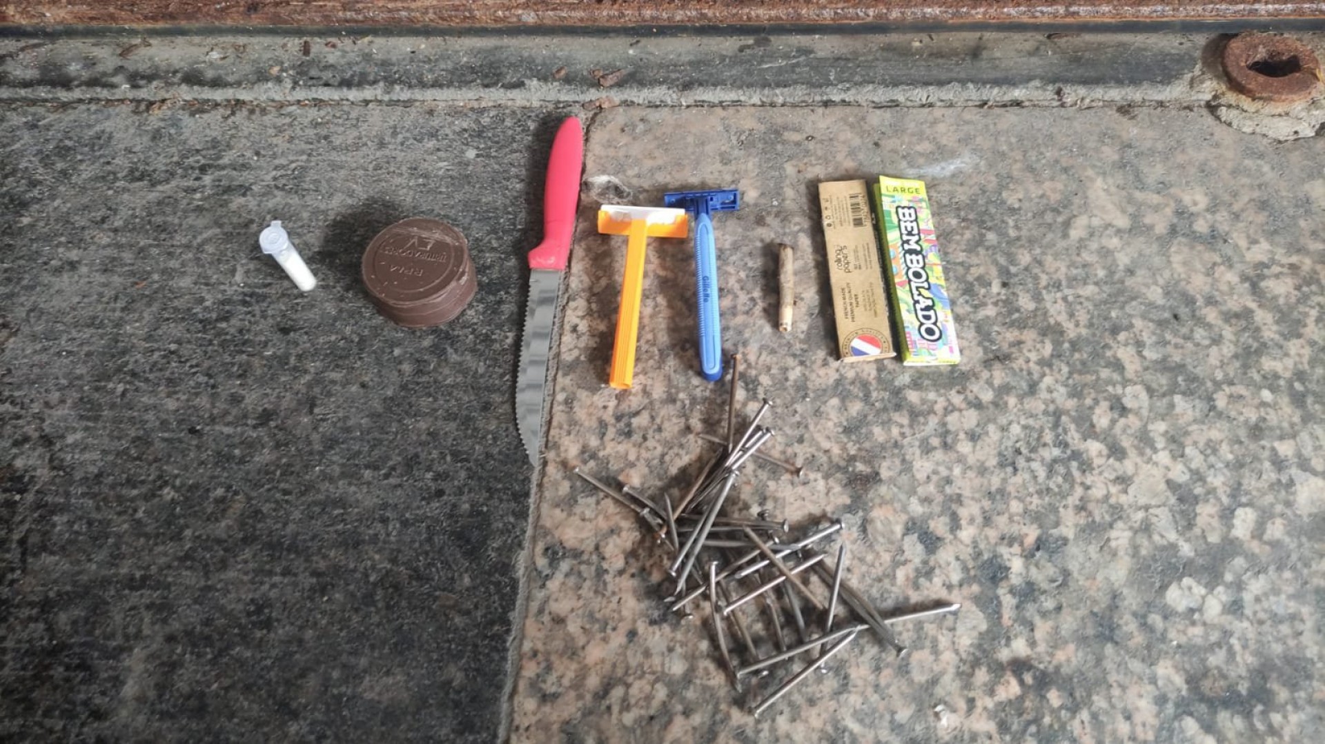 Objetos perfurocortantes apreendidos durante revistas no Megabloco Cordão do Bola Preta, no Centro da cidade - Reprodução