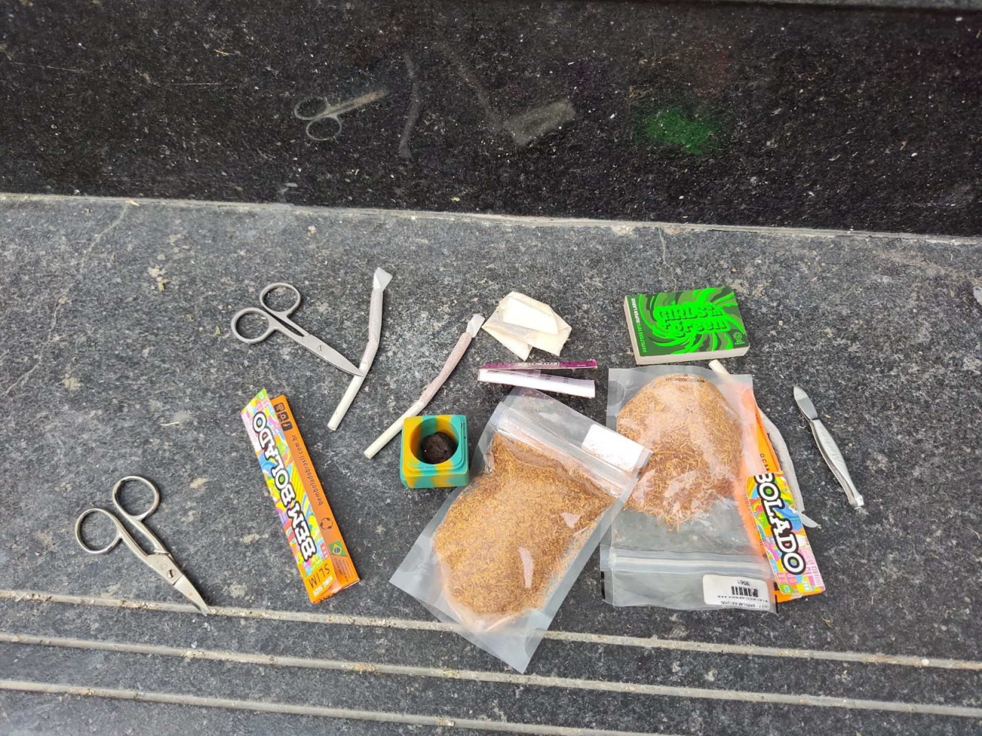 Objetos perfurocortantes e drogas apreendidos durante revistas no Megabloco Cordão do Bola Preta, no Centro da cidade - Reprodução