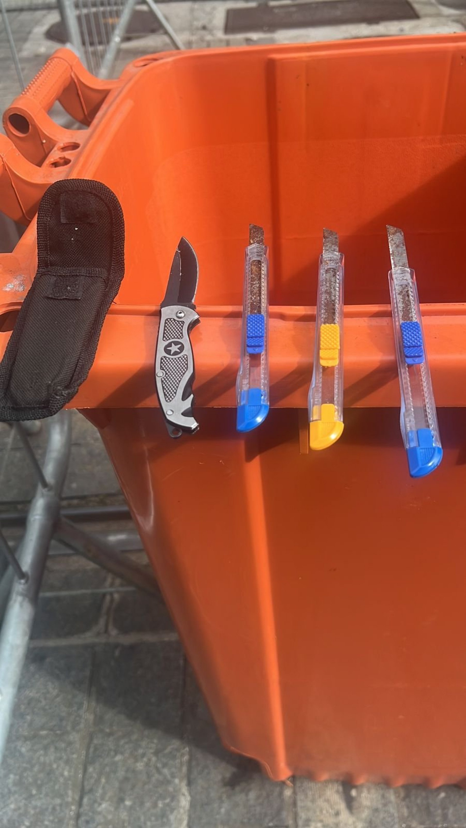 Objetos perfurocortantes apreendidos durante revistas no Megabloco Cordão do Bola Preta, no Centro da cidade - Reprodução