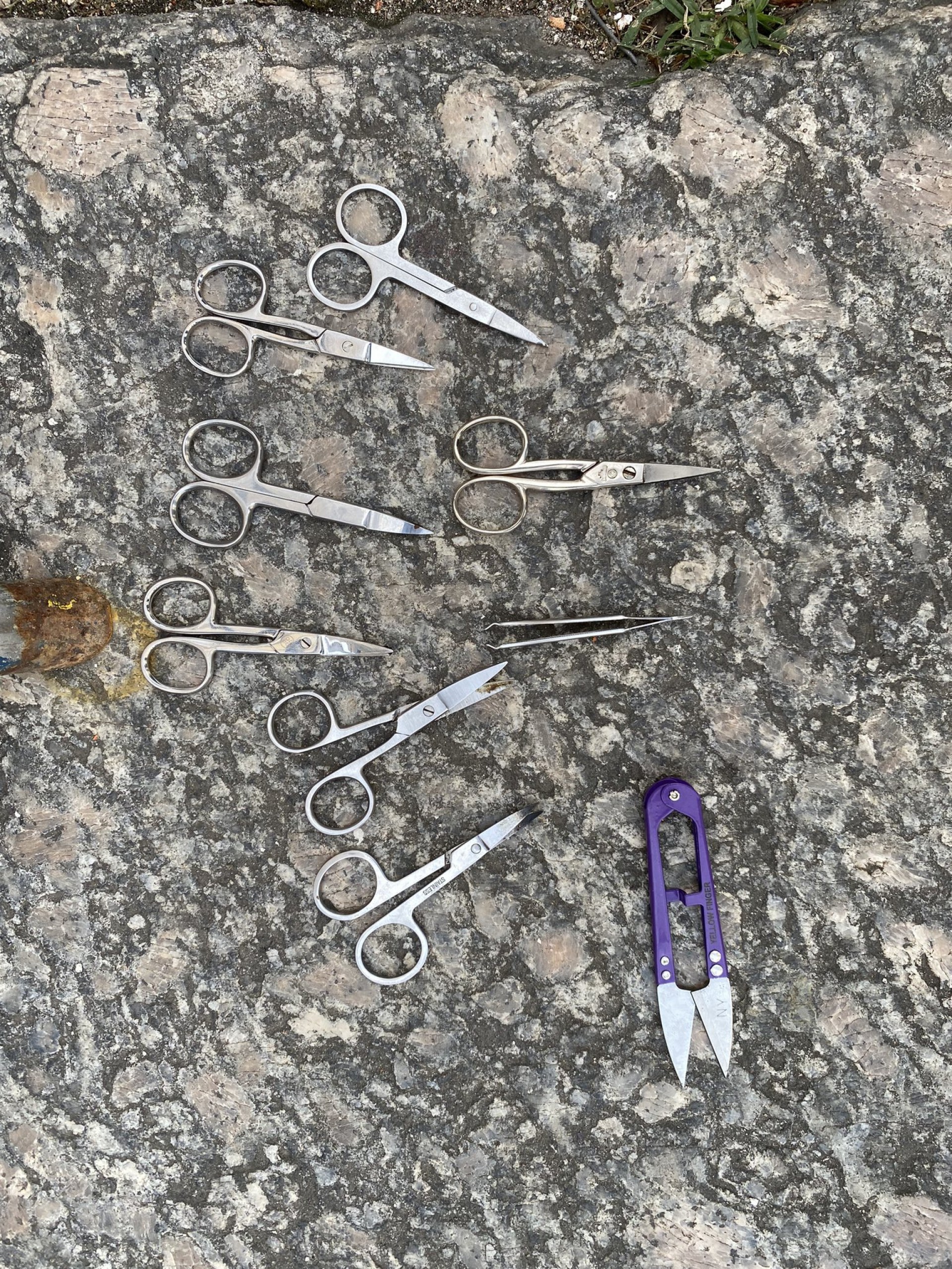 Objetos perfurocortantes apreendidos durante revistas no Megabloco Cordão do Bola Preta, no Centro da cidade - Reprodução