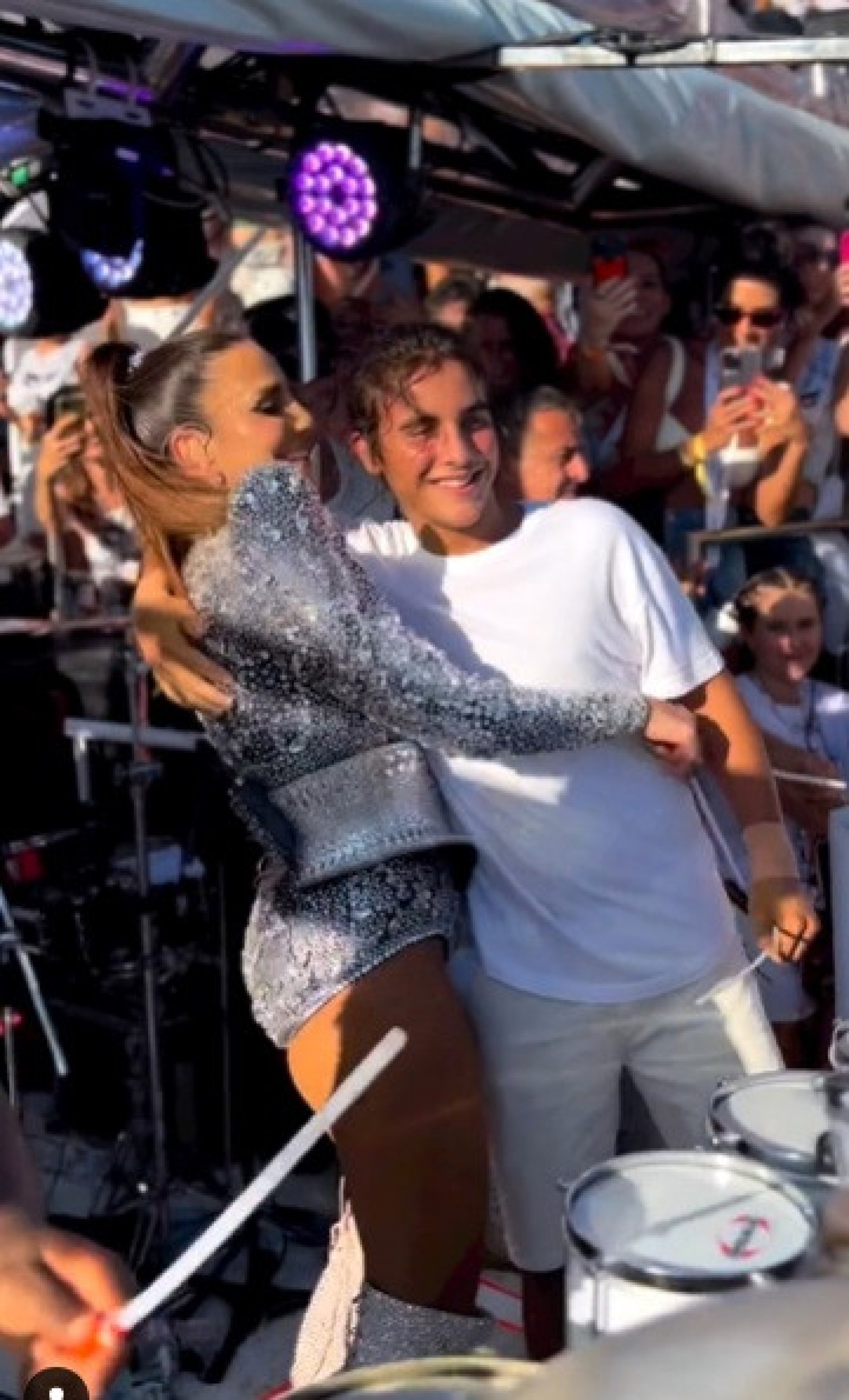 Ivete Sangalo toca percussão ao lado do filho durante o Bloco Coruja - Reprodução de vídeo / Instagram