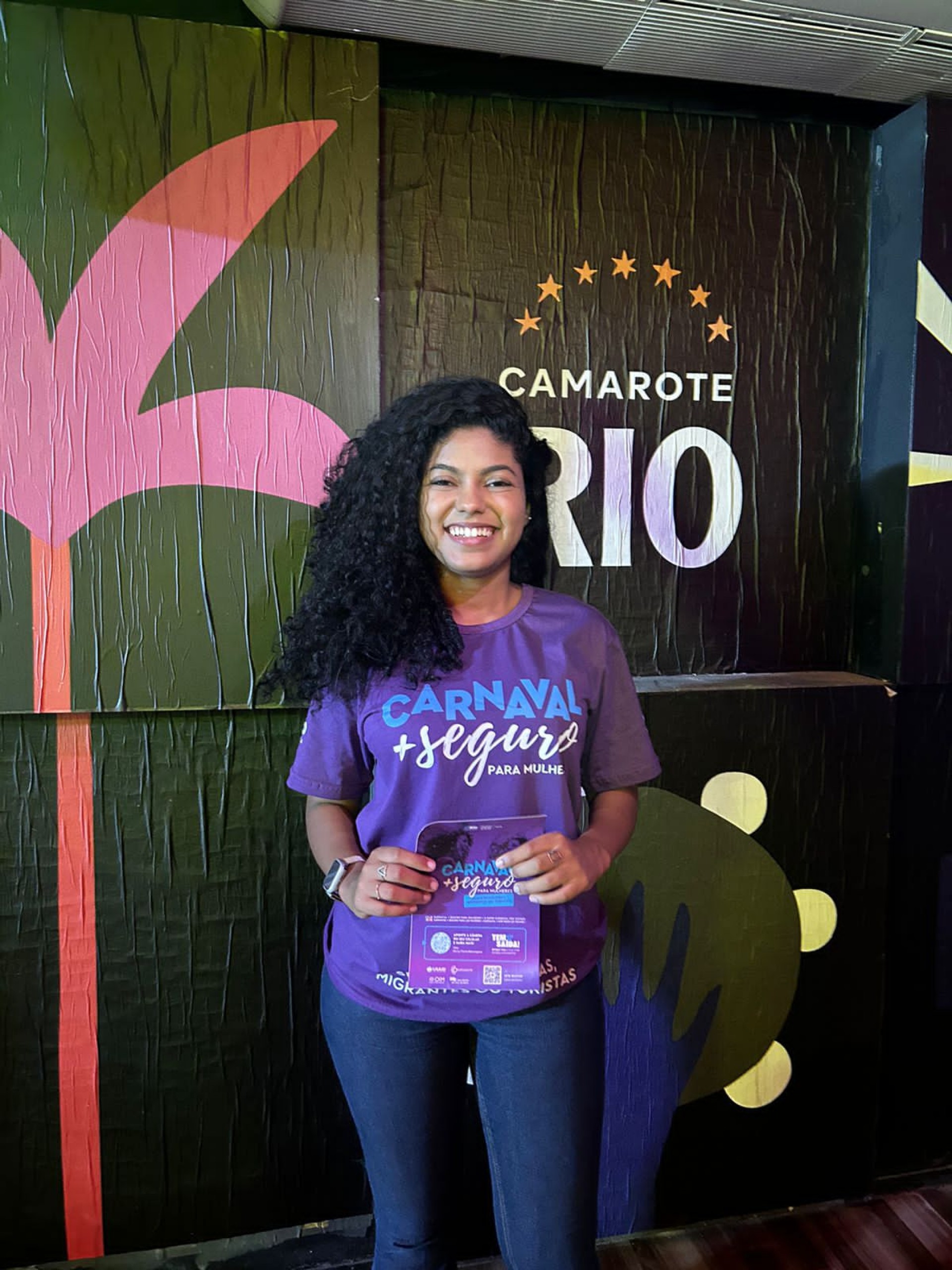 Secret&aacute;ria Municipal da Mulher, Joyce Trindade, colou adesivos nos banheiros dos camarotes