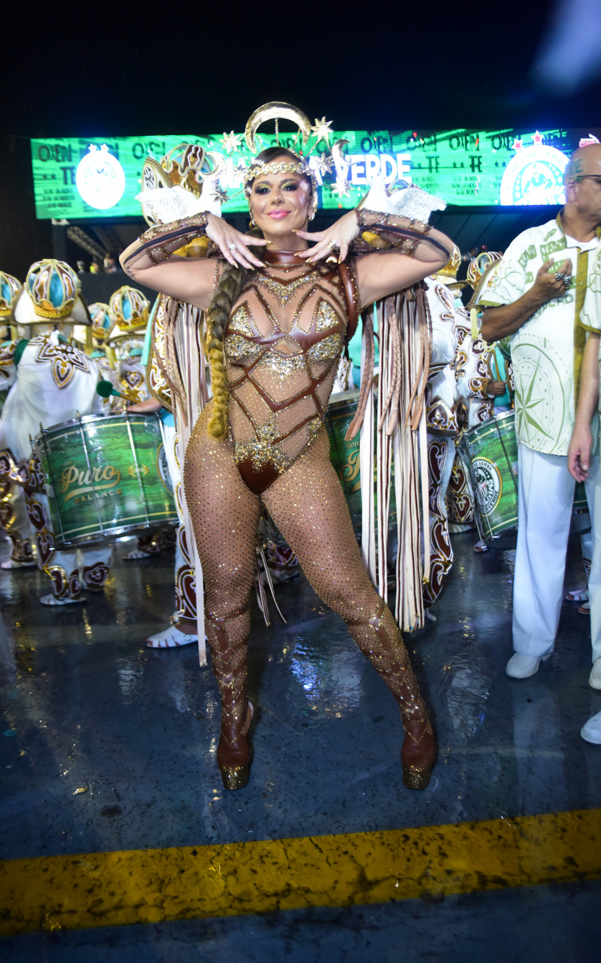 Viviane Ara&uacute;jo faz seu primeiro desfile ap&oacute;s se tornar m&atilde;e. Ela reinou &agrave; frente da bateria da Mancha Verde, na madrugada deste domingo, em S&atilde;o Paulo