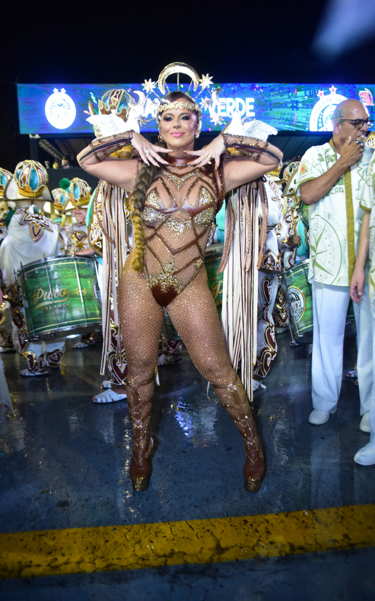 Viviane Ara&uacute;jo faz seu primeiro desfile ap&oacute;s se tornar m&atilde;e. Ela reinou &agrave; frente da bateria da Mancha Verde, na madrugada deste domingo, em S&atilde;o Paulo