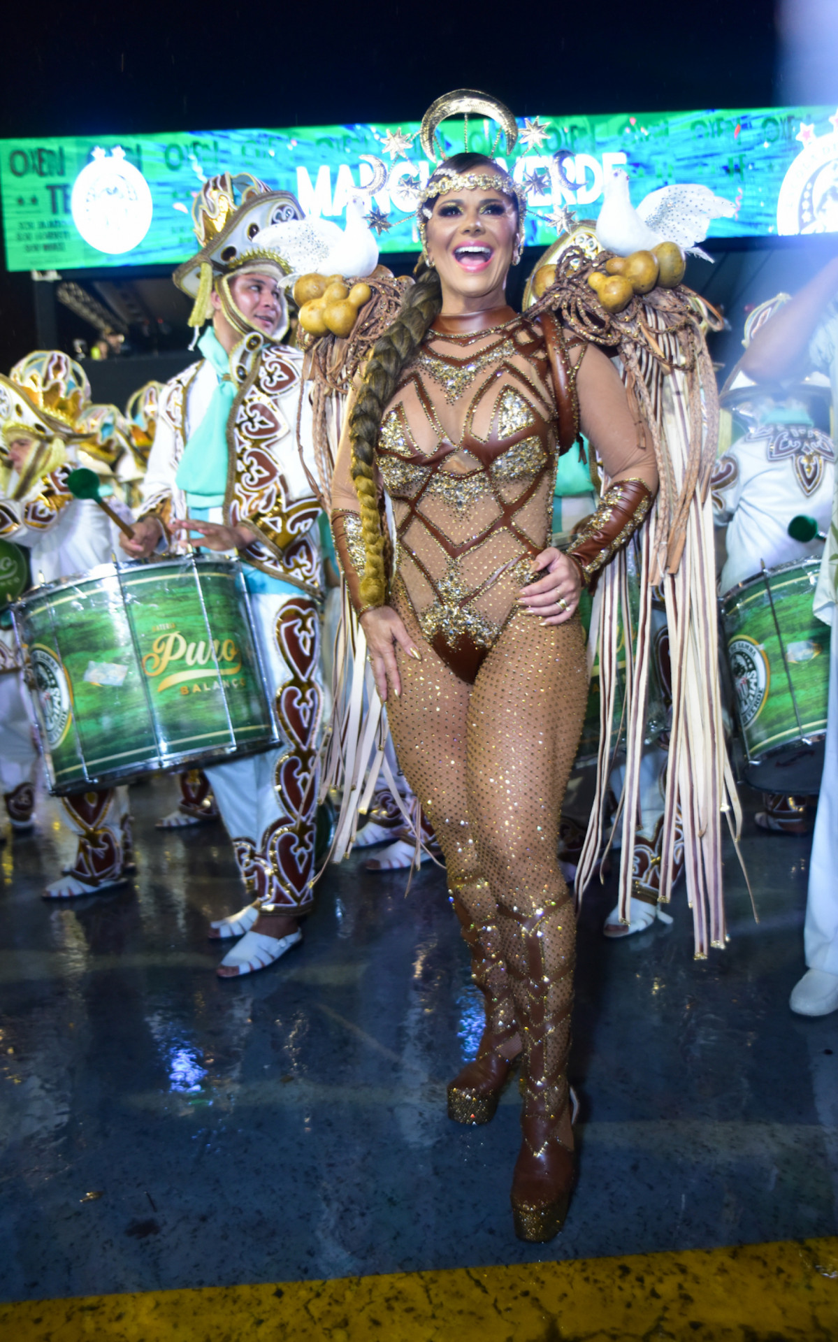 Viviane Ara&uacute;jo faz seu primeiro desfile ap&oacute;s se tornar m&atilde;e. Ela reinou &agrave; frente da bateria da Mancha Verde, na madrugada deste domingo, em S&atilde;o Paulo