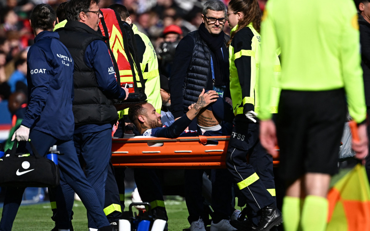 Neymar sofre les&atilde;o no tornozelo e deixa jogo do PSG chorando