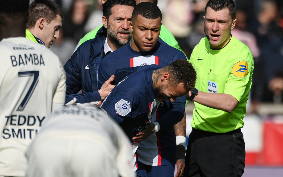 Neymar sofre les&atilde;o no tornozelo e deixa jogo do PSG chorando