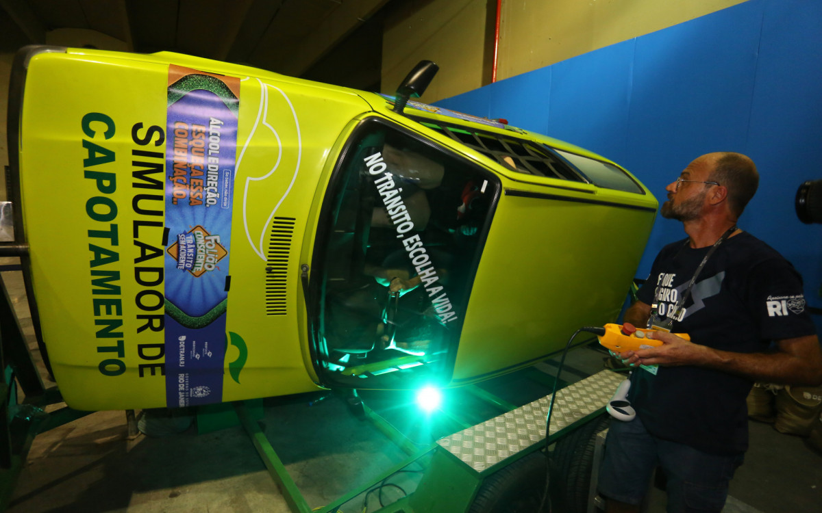 Foliões podem entrar em carro simulador de capotamento - Divulgação