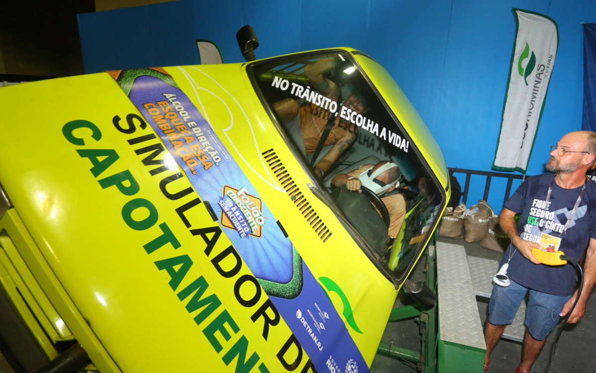 Foliões podem entrar em carro simulador de capotamento - Divulgação