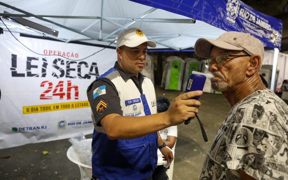 Teste de bafômetro é realizado na Avenida - Divulgação